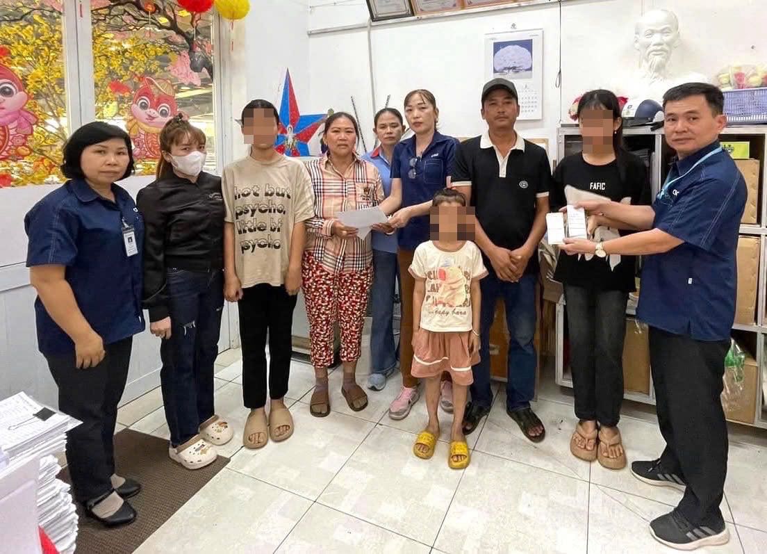 Handing over 369.5 million VND to the family of the deceased worker. Photo: Trade Union of Chang Shin Vietnam Company Limited