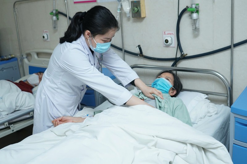 The doctor examined the patient and had to be hospitalized for treatment of the flu. Photo: BVCC