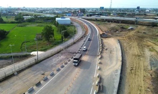 Nút giao kết nối đường Vành đai 3 TPHCM với cao tốc Bến Lức - Long Thành sẽ hoàn thành vào cuối tháng 10.2025. Ảnh: An Long