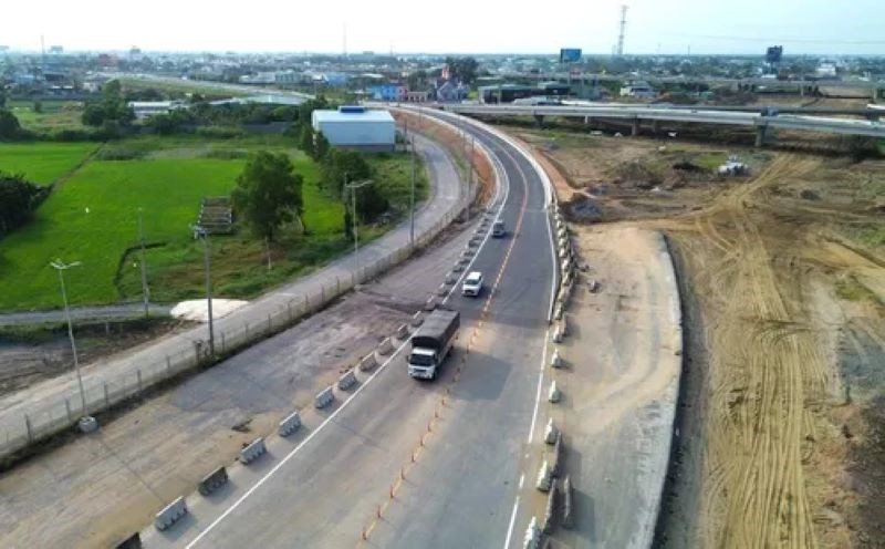 The intersection connecting Ho Chi Minh City Ring Road 3 with Ben Luc - Long Thanh Expressway will be completed by the end of October 2025. Photo: An Long