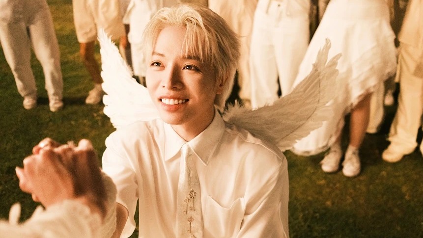 Duc Phuc in the MV "Cham em mot doi". Photo: FBNV