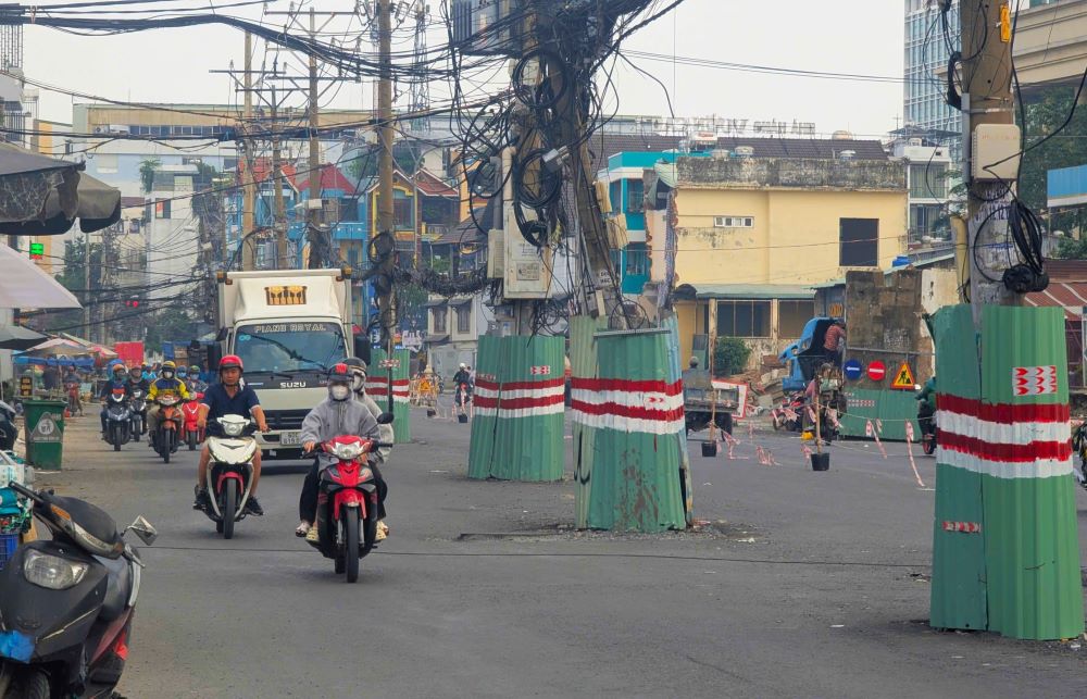 Hundreds of electric poles hinder the expansion of a 2,300 billion VND road in Ho Chi Minh City