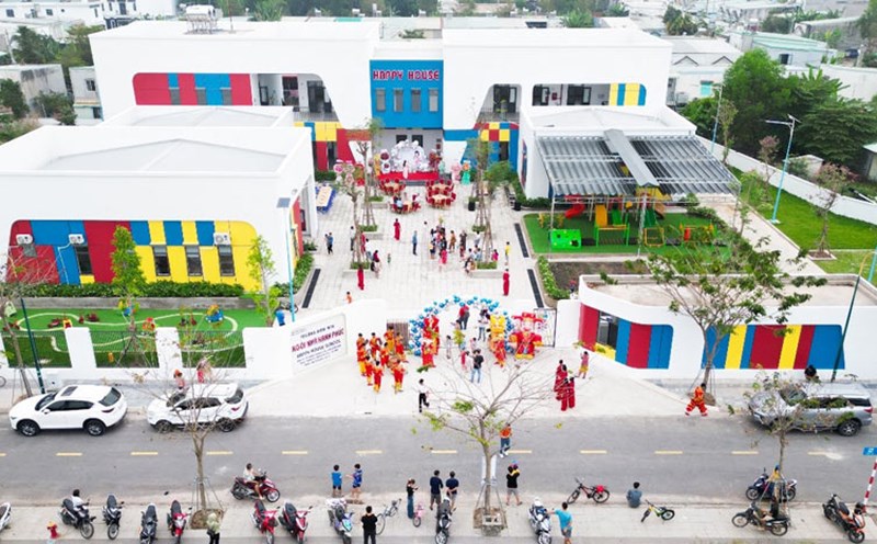 Overview Happy House Kindergarten is located on N2 Street, Richland Residence Urban Area, Ben Cat City Center.
