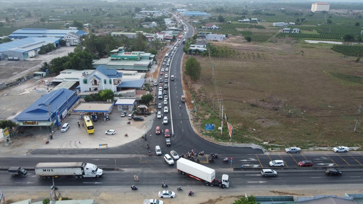 Diem xung dot dong xe tai vi tri giao giua duong dan cao toc Phan Thiet - Dau Giay voi QL1 tai km1717. Anh: Duy Tuan