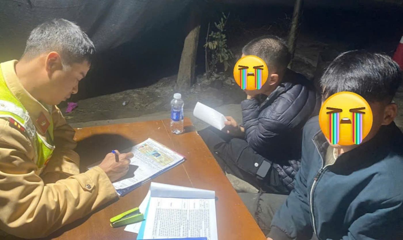 The authorities handle a group of teenagers riding motorbikes who violate traffic laws. Photo: CATH