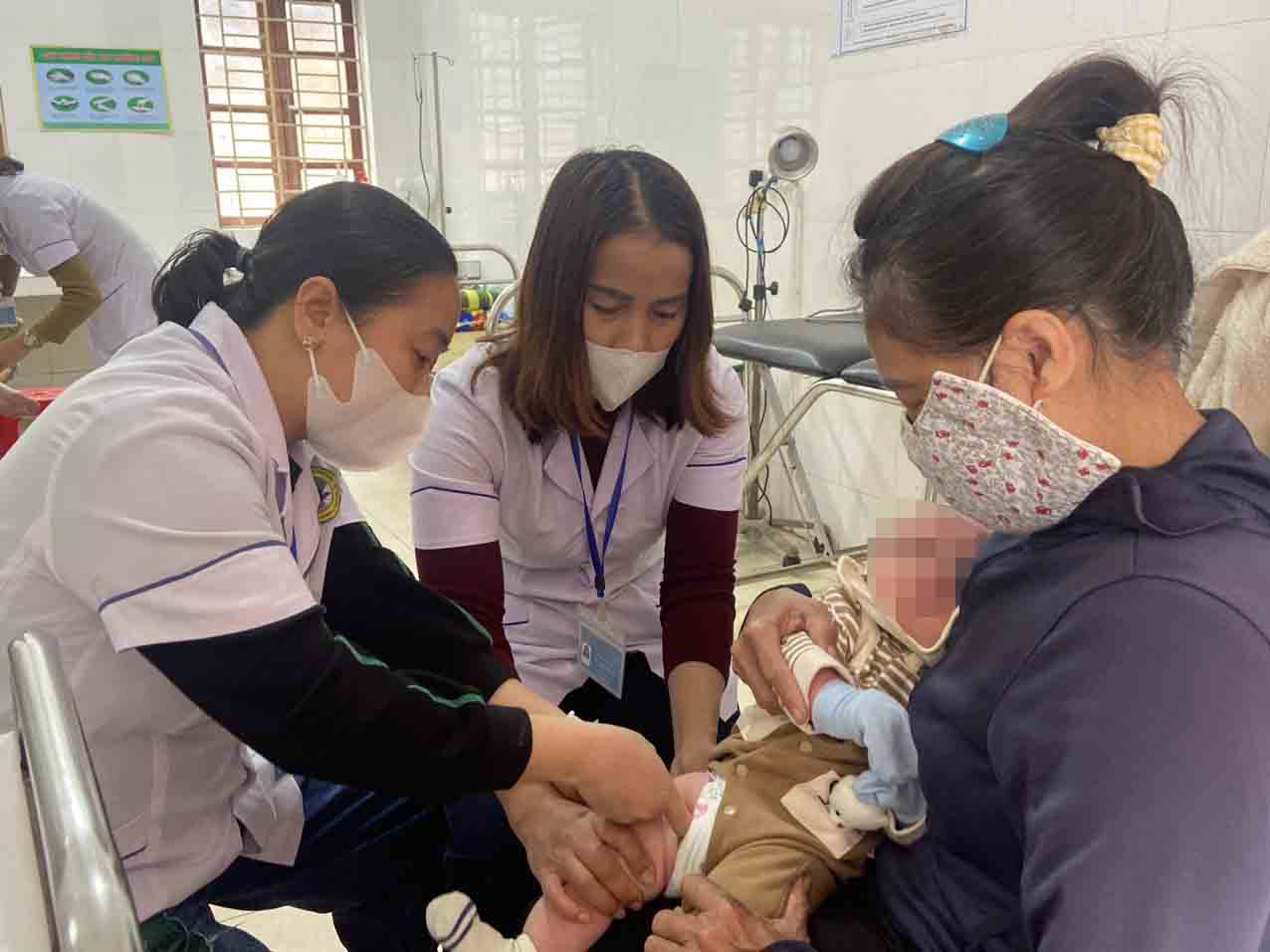 Vaccination against influenza for children. Photo: Thanh Vinh.