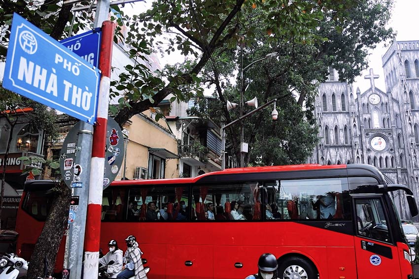 Hanoi bans vehicles with more than 16 seats on many streets