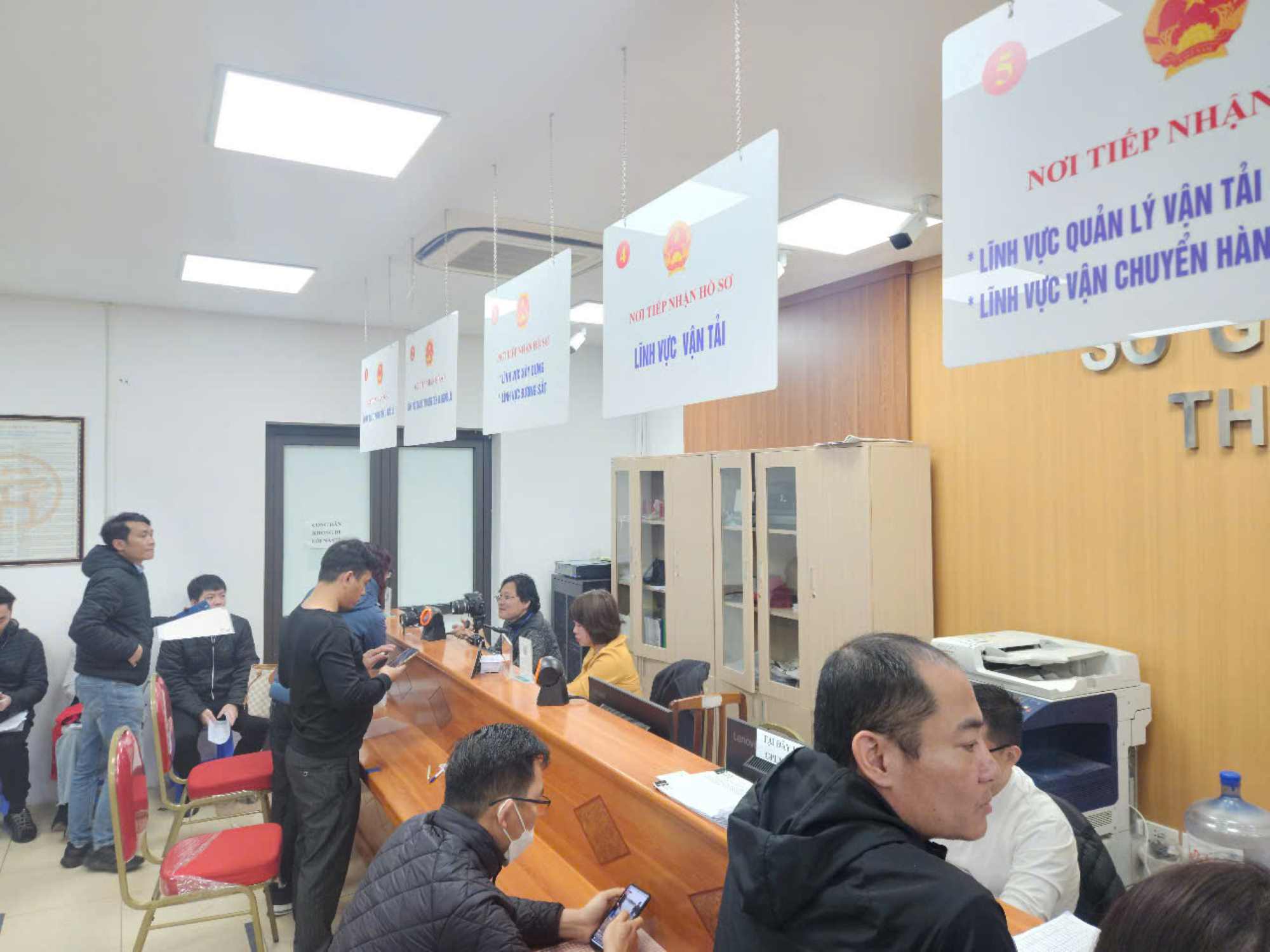 People complete procedures to change their driving licenses at the Hanoi Department of Transport on the morning of February 17. Photo: Dang Tien