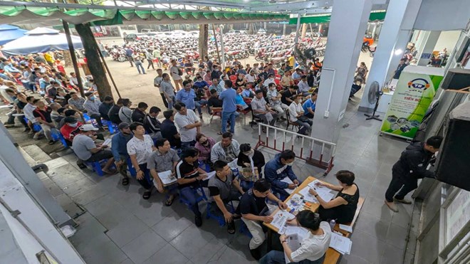 People line up to submit documents for issuance, renewal and re-issuance of driving licenses in Ho Chi Minh City. Photo: Anh Tu