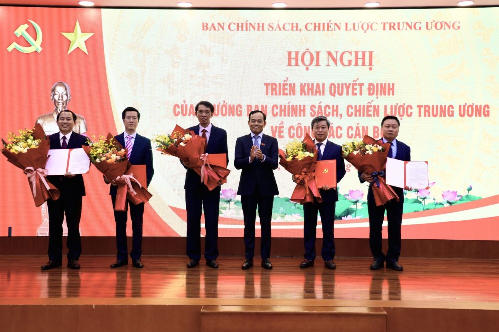 Head of the Central Policy and Strategy Department Tran Luu Quang presented the decision to the personnel of the Department Head and Chief of the Department Office. Photo: Department Office