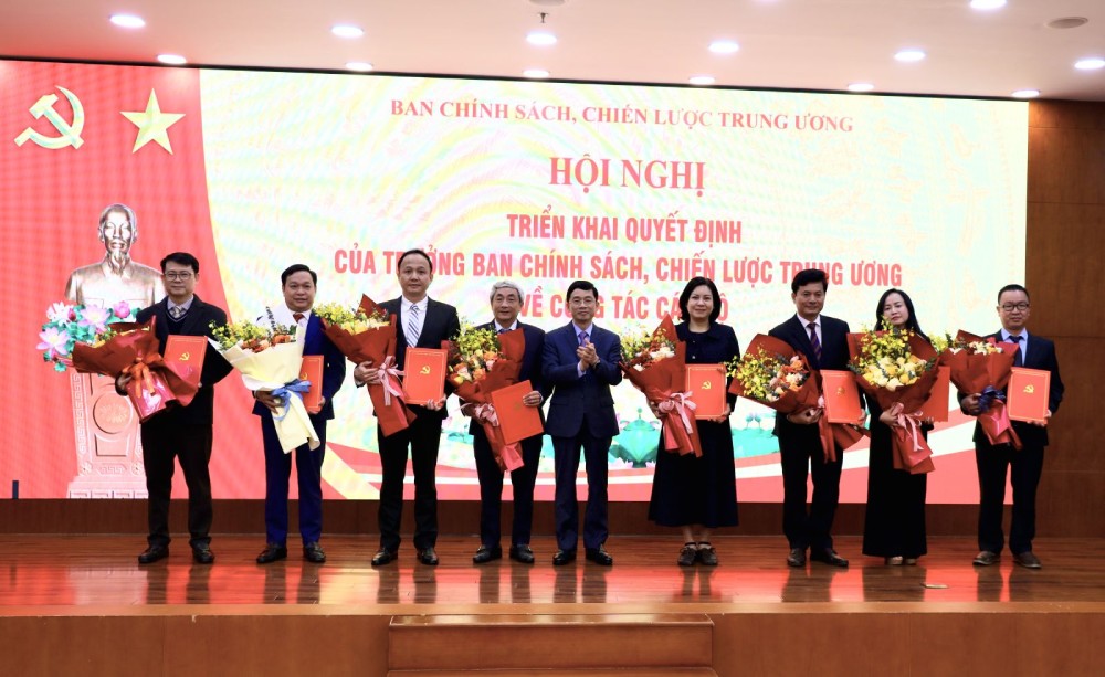 Dong chi Pho Truong Ban Nguyen Duy Hung trao Quyet dinh cho cac dong chi Pho vu truong vu Kinh te nganh