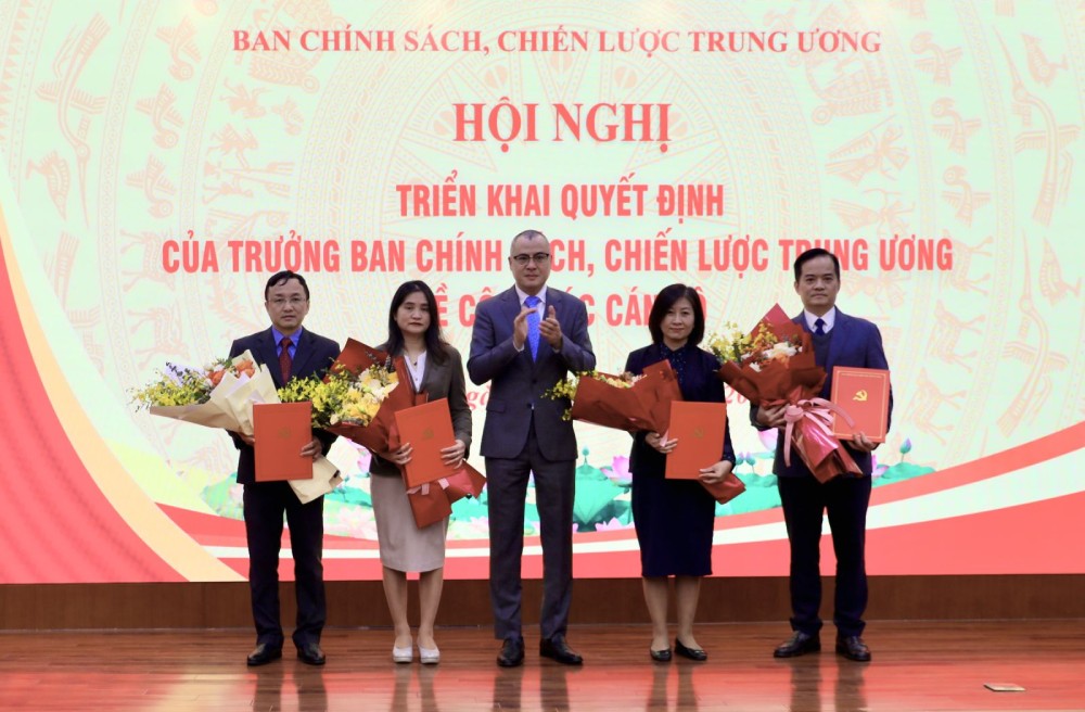 Pho Truong Ban Chinh sach, chien luoc Trung uong Pham Dai Duong trao Quyet dinh cho cac Pho Vu truong Vu Xa hoi. Anh: VGP  