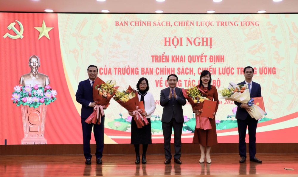 Pho Truong Ban Chinh sach, chien luoc Trung uong Nguyen Hong Son trao Quyet dinh cho cac Pho Vu truong vu Kinh te tong hop. Anh: VGP  