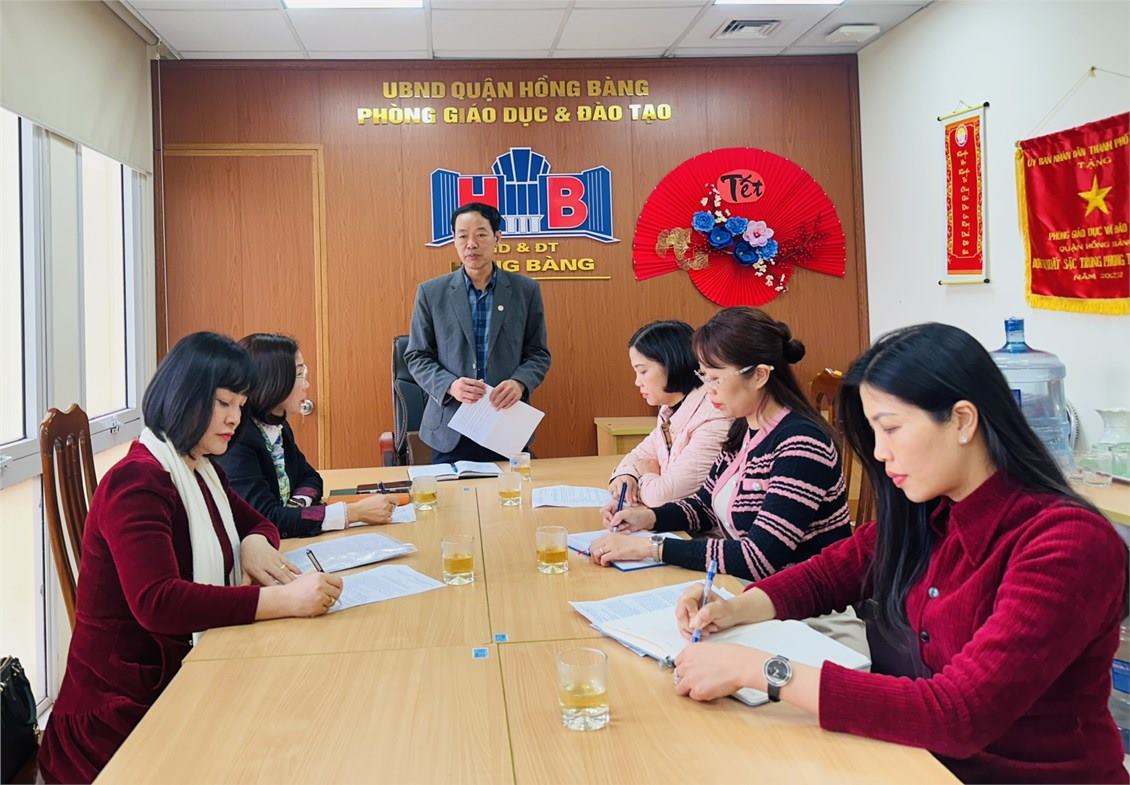 Deputy Director of the Hai Phong Department of Education and Training Pham Quoc Hieu inspected Hong Bang District. Photo: Hai Phong Department of Education and Training