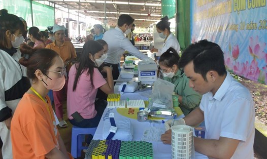 Công nhân lao động trong cụm công nghiệp Tân An (thành phố Buôn Ma Thuột, tỉnh Đắk Lắk) được khám sức khỏe, cấp thuốc miễn phí. Ảnh: Bảo Trung