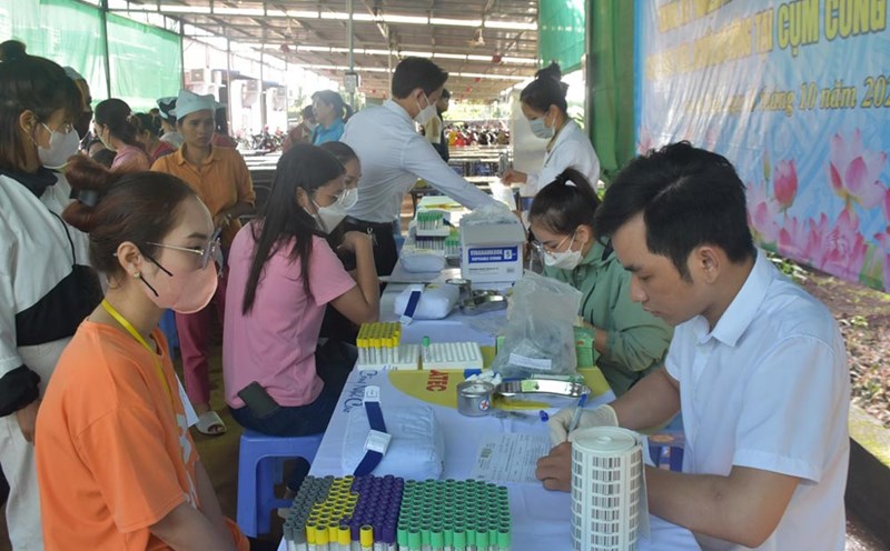 Workers in Tan An Industrial Park (Buon Ma Thuot City, Dak Lak Province) receive free health check-ups and medicine. Photo: Bao Trung