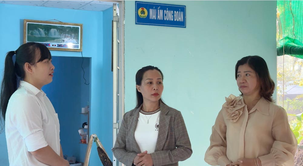 Ms. Tien Thi Viet Phuong expressed her joy at living in a new, spacious house from the Trade Union Shelter Program. Photo: Hoang Loc