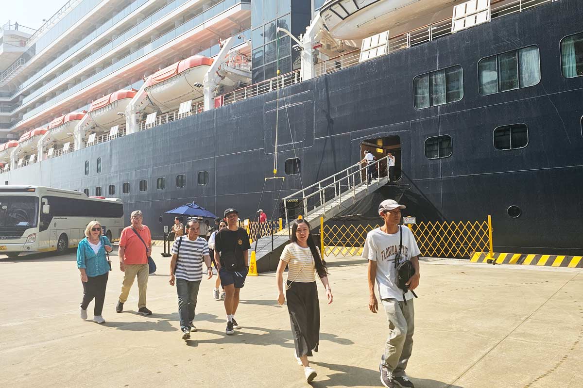 cruise tourists to Ha Long. Photo: Doan Hung