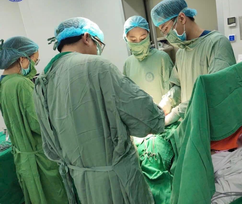 Doctors at the Central Obstetrics and Gynecology Hospital gave emergency care to a woman with a ruptured uterus. Photo: BVCC