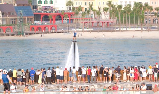 Du khách quốc tế hào hứng với các dịch vụ trải nghiệm, những điểm tham quan thú vị đặc sắc trên đảo Phú Quốc. Ảnh: Bình Minh