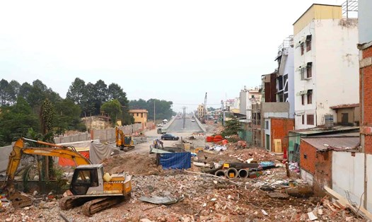 Tháo dỡ mặt bằng thi công dự án đường nối Trần Quốc Hoàn - Cộng Hòa (quận Tân Bình, TPHCM).  Ảnh: Minh Quân