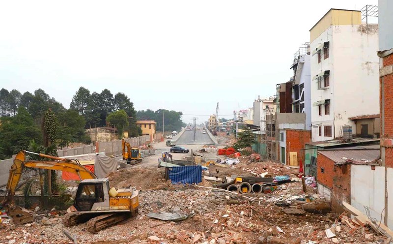 Dismantling the construction site of the Tran Quoc Hoan - Cong Hoa connecting road project (Tan Binh district, Ho Chi Minh City). Photo: Minh Quan