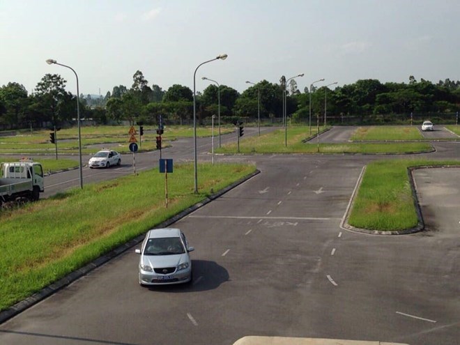 Examining for driving license issuance. Photo: Trung Dung.