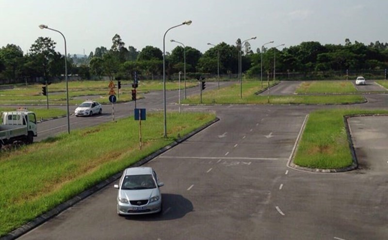 Examining for driving license issuance. Photo: Trung Dung.
