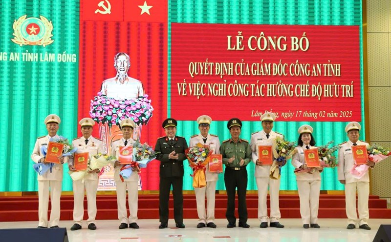 Lam Dong Provincial Police officers retire. Photo: Phuc Khanh