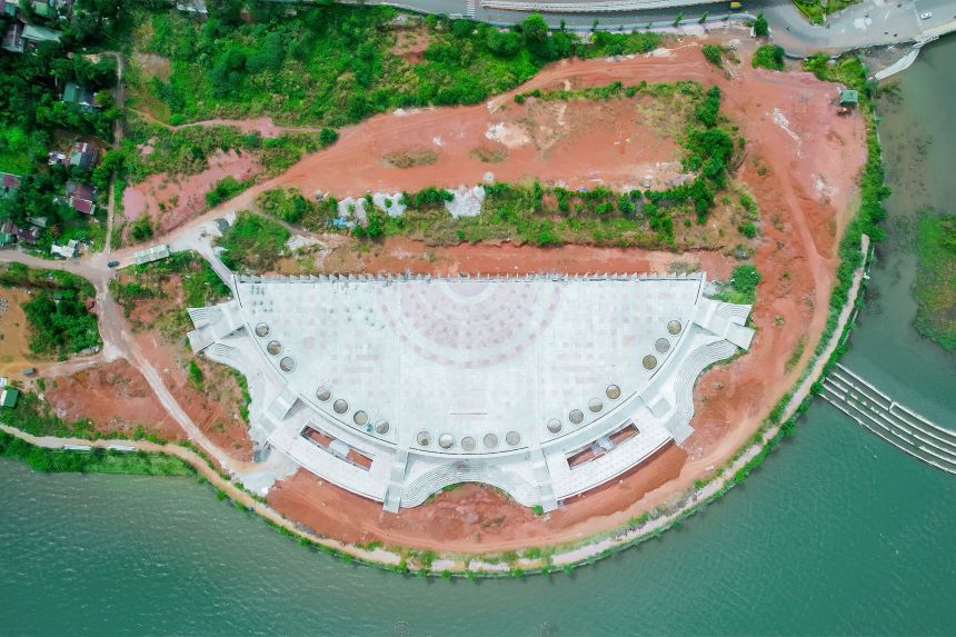 Gia Nghia city center square is behind schedule due to lack of fill mines. Photo: Cong Nam