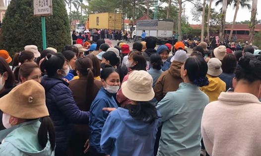 Công nhân nhà máy Giầy Tam Cường (Hải Phòng) ngừng việc chiều 17.2. Ảnh: Công nhân cung cấp