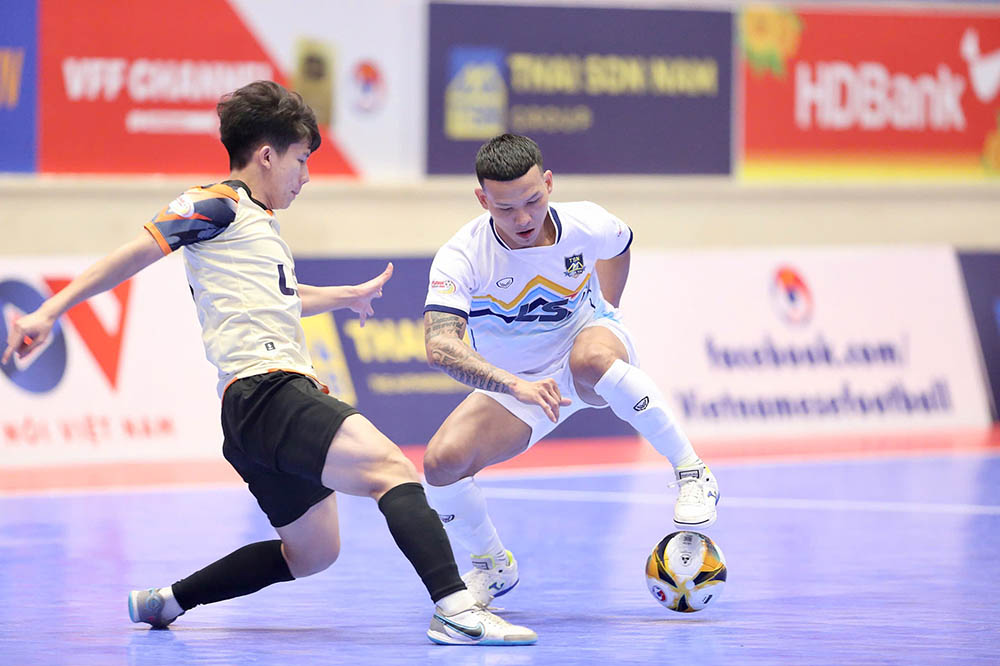 Thai Son Nam HCMC (in white) beat Hanoi 5-3 in the opening match of the 2025 National Futsal Championship. Photo: VFF