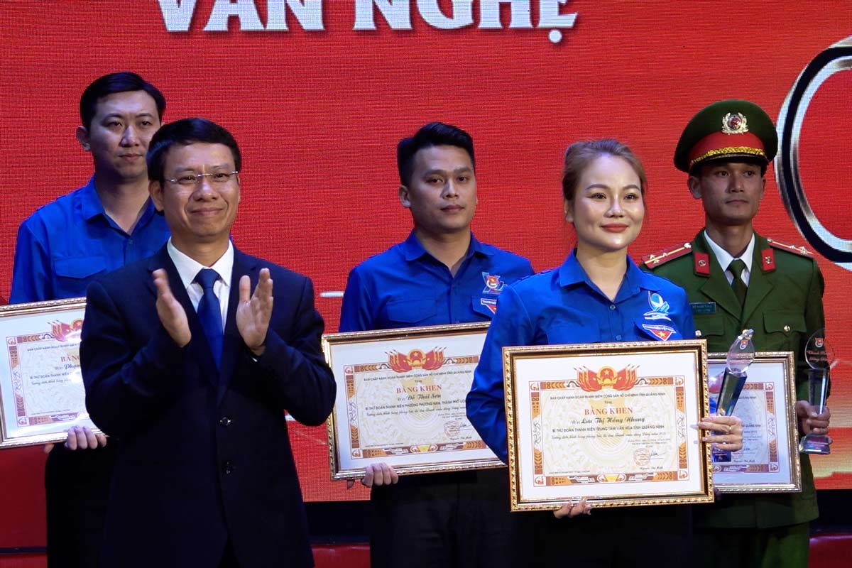 Mr. Nguyen Hong Duong, Head of the Propaganda and Mass Mobilization Department of the Quang Ninh Provincial Party Committee, praised the typical example in the emulation movement "Youth to the Party". Photo: Doan Hung