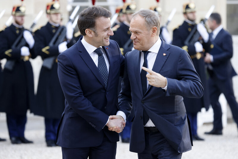 French President Emmanuel Macron welcomed Polish Prime Minister Donald Tusk before the informal summit of European leaders on the issue of Ukraine. Photo: AFP