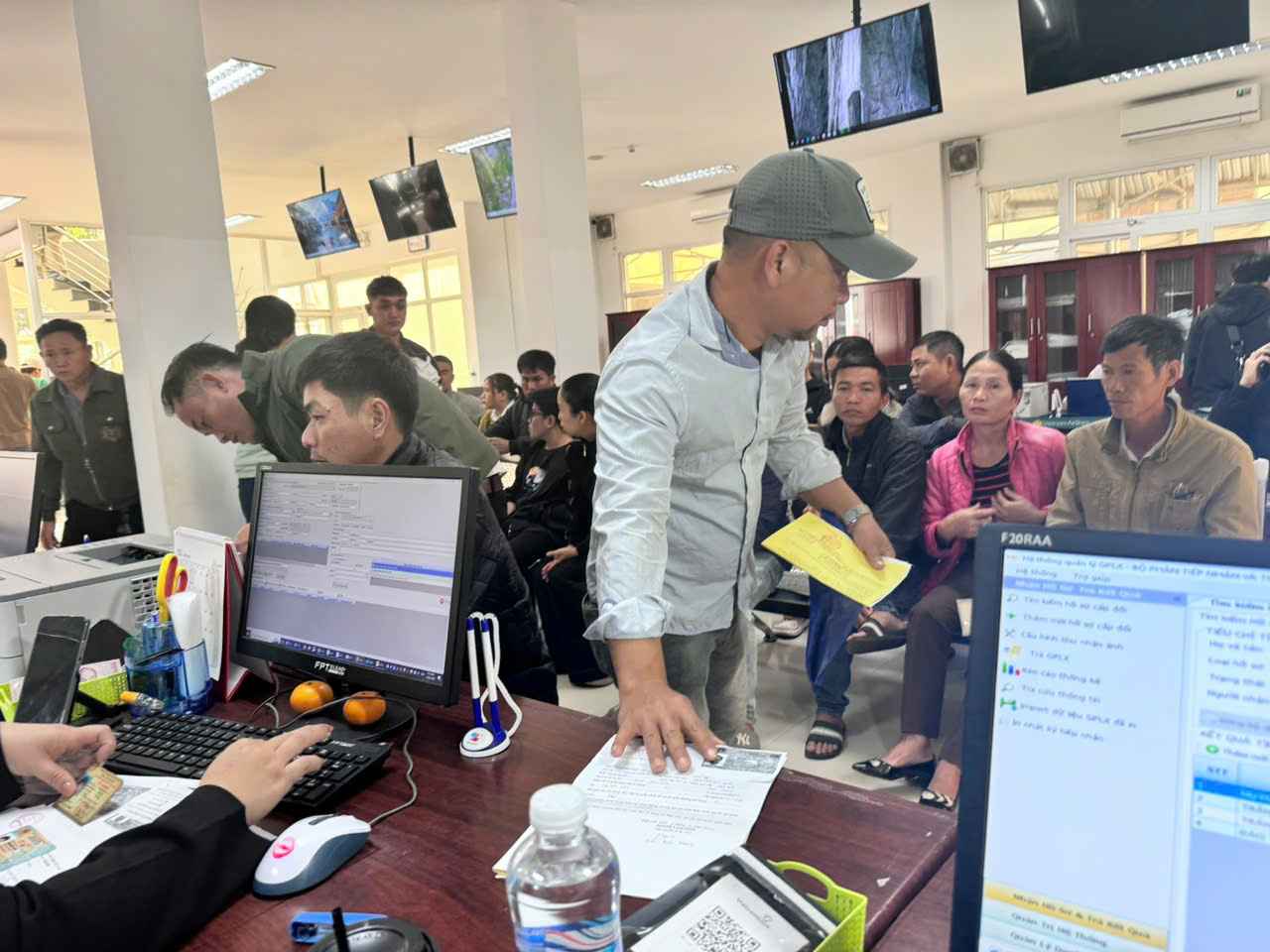People come to Dak Lak Provincial Public Administration Center to complete procedures to change and reissue driving licenses. Photo: Bao Trung