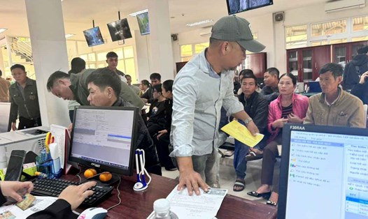 Người dân đến Trung tâm hành chính công tỉnh Đắk Lắk làm thủ tục đổi, cấp lại giấy phép lái xe. Ảnh: Bảo Trung