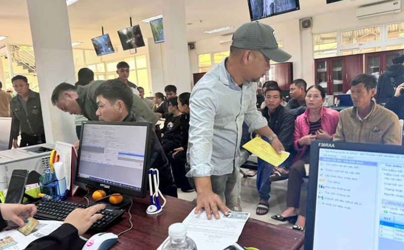 People come to Dak Lak Provincial Public Administration Center to complete procedures to change and reissue driving licenses. Photo: Bao Trung