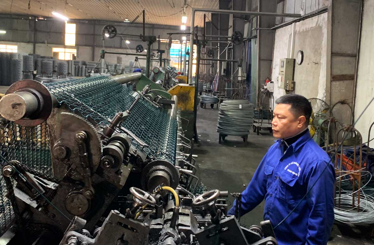 Mr. Nguyen Huy Quang is a worker at Nam Dinh Steel Wire Joint Stock Company. Photo: Luong Ha