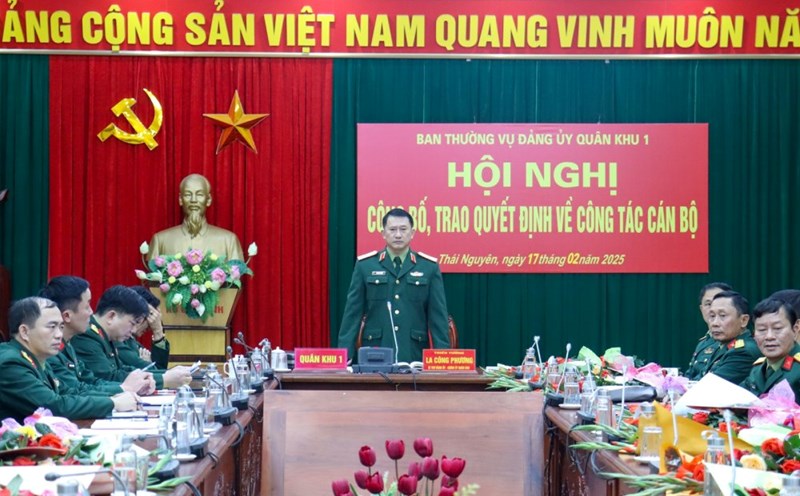 Military Region 1 held a conference to announce and hand over decisions to 11 Army Colonels who are on leave pending retirement or early retirement. Photo: Military Region 1 Newspaper