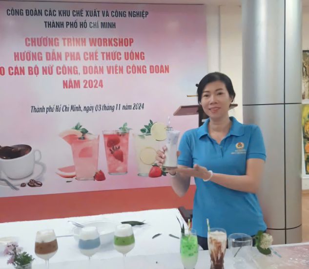 Ms. Nguyen Thi My Linh guides how to make drinks for female union officials and members. Photo: Duc Long
