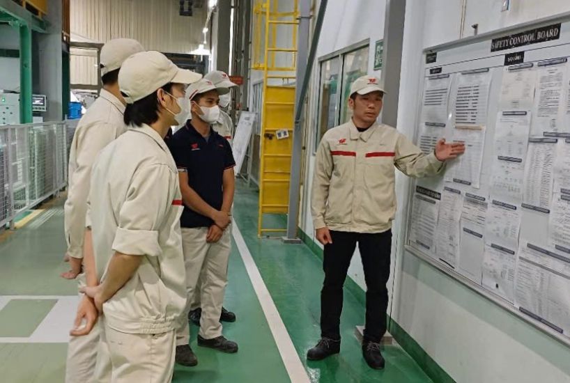 Mr. Chu Anh Tu - Deputy Secretary of the Party Cell of Toyota Boshoku Company Limited during working hours. Photo: Hoang Khoi