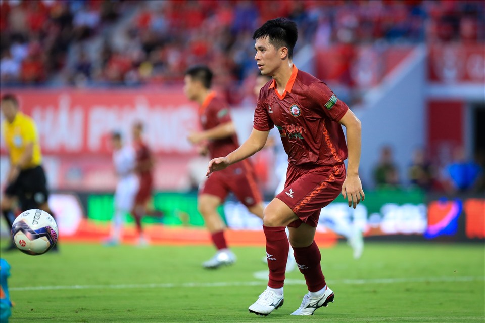 Center back Dinh Trong when he played for Binh Dinh club. Photo: Minh Dan