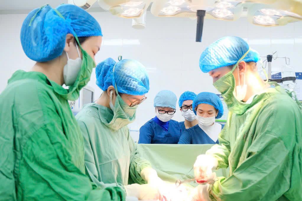 Cuộc chạy đua giành lại sự sống cho mẹ con sản phụ sốc phản vệ nặng. Ảnh: BVCC