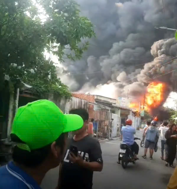 The scene of the fire at a scrap yard in a residential area. Photo cut from a clip provided by a reader