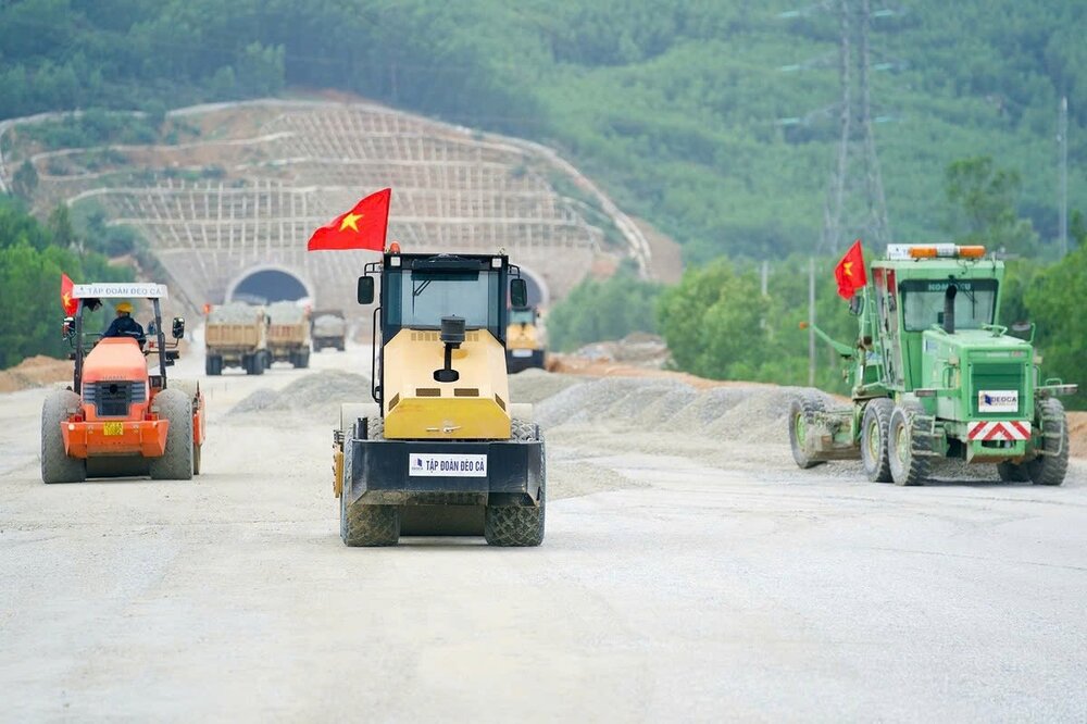Thi cong tren cong truong Quang Ngai – Hoai Nhon. Ảnh: Tuan Linh