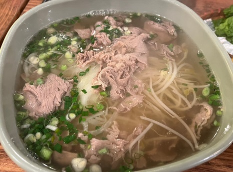 To pho day dan co gia chi 8.000 won khien thuc khach nguoi Han khen het loi. Anh: Jina