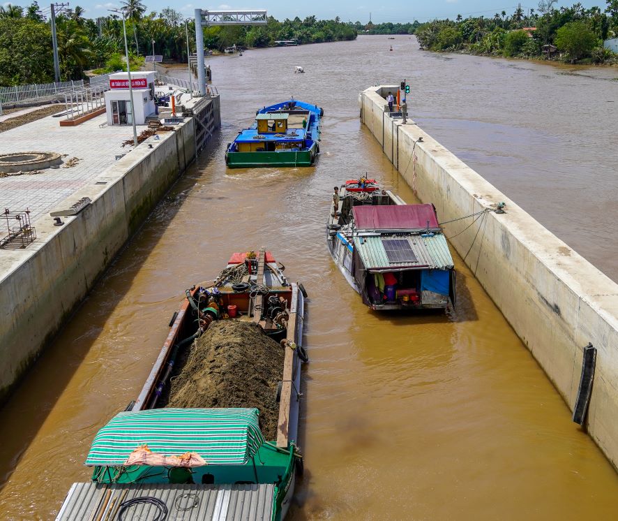 Doi voi giao thong duong thuy, khi cong duoc van hanh (dong cong), tau thuyen se luu thong qua au thuyen rong 15m. Au thuyen duoc thiet ke bang be tong cot thep, dau au phia dong va phia song moi dau dai 28m, buong au dai 75m, cua van bang thep, dong mo bang xy lanh thuy luc, dam bao an toan va thuan tien cho cac phuong tien qua lai.