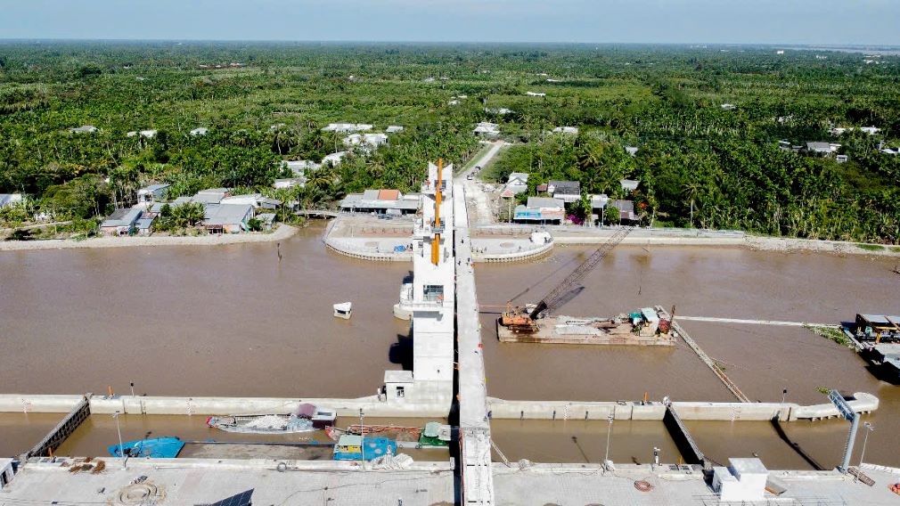 Cung voi cong au thuyen Rach Mop, du an Cong trinh kiem soat nguon nuoc bo Nam song Hau con co cac cong nho khac (Muong Khai 2, Tra Ech, Cai Trung, Cau Truong, Tra Quyt) dang duoc trien khai, voi tong kinh phi 900 ty dong.  Muc tieu cua du an la kiem soat man, trieu cuong, giu ngot, ung pho voi cac dot xam nhap man, bao ve vung san xuat 19.220ha tren dia ban tinh Soc Trang va giam thieu thiet hai do han man cho hon 36.710ha thuoc bo Nam song Hau cua 2 tinh Soc Trang va Hau Giang.