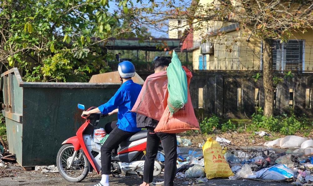 Dieu dang noi, nhung bai rac boc mui nam cach ki tuc xa sinh vien chua day 100m. Ban Phan Toan – mot sinh vien cho biet, mui thoi nong nac thuong xuyen khien ban than cam thay kho chiu va anh huong truc tiep hoc tap. “Hoi truoc em hay di dao quanh truong, doc cac con duong nho o day, nhung thay rac moi ngay cang nhieu, mui lai kho chiu nen ve sau em it khi di dao quanh day lam.” – Toan noi. 