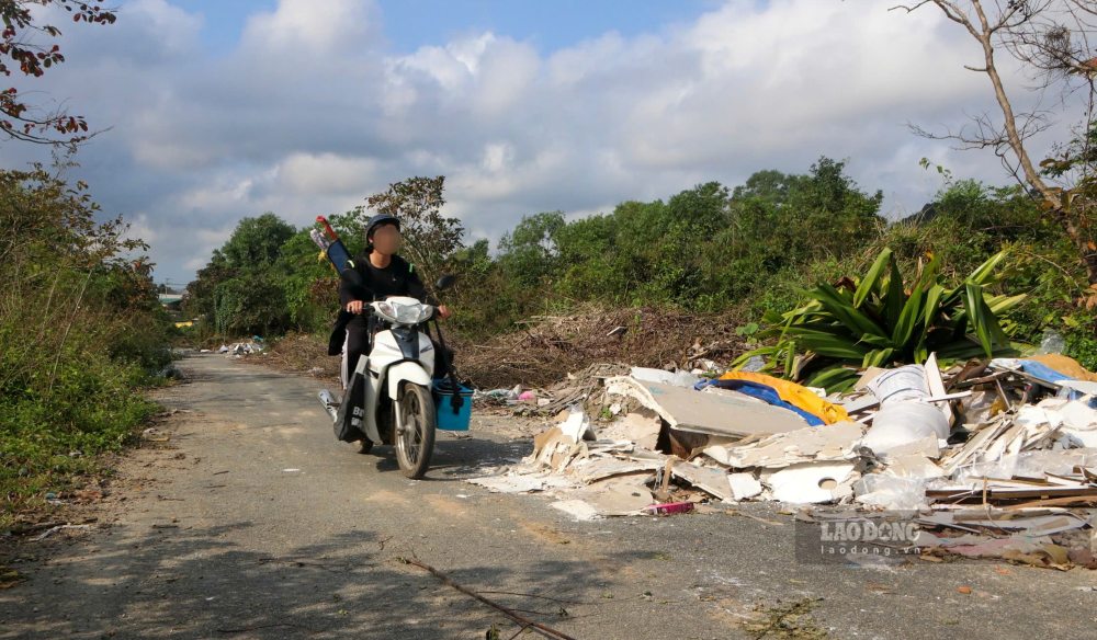 “Chung toi da nhieu lan ra quan, huy dong can bo, sinh vien cung don dep ve sinh. The nhung, sau khi don xong, nhieu nguoi vo y thuc lai tiep tuc do rac tro lai. Ngoai ra, viec don dep rac thai xay dung can co thoi gian, bai thai phu hop va ton them chi phi de xu ly. Vi vay, chung toi rat mong chinh quyen va luc luong chuc nang cung vao cuoc, chung tay dua ra phuong an xu ly nhung hanh vi do thai trai phep, nham han che tinh trang o nhiem tai khu vuc nay,” dai dien Dai hoc Hue thong tin.